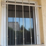 ID33 GmbH  -  Geländer  Handläufe  Türgitter Fenstergitter Gartentor - Fenstergitter Jutta mit Sonderflanschen für Laibung